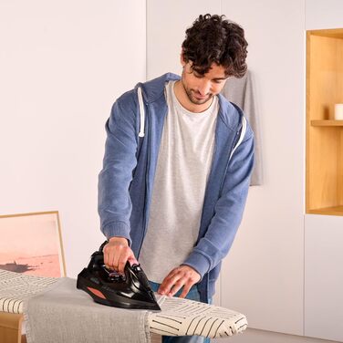 Парова праска BLACK+DECKER BXIR3000E, 3000 Вт, керамічна підошва, 200 г/хв пар, 45 г/хв постійний пар, подвійний захист від накипу, функція розпилення, вертикальне дезінфікування, резервуар 420 мл, червона