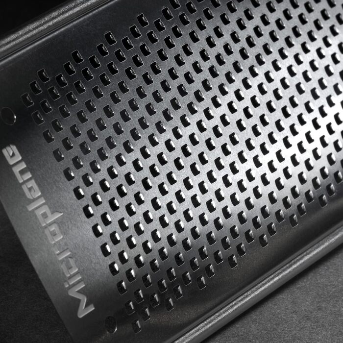 Тёрка Microplane® Fein для сыра, цитрусовых, чеснока, чили, корицы и мускатного ореха с лезвиями из нержавеющей стали - Made in USA (Красный, Тонкая лезвие)