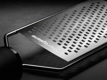 Терка кухонна Microplane Grob для сиру, моркви, імбиру, кокосу та хріну, червона з нержавіючою сталлю, Made in USA