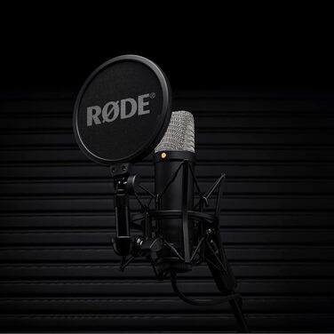 Студійний конденсаторний мікрофон RØDE NT1 5 покоління з великою діафрагмою, XLR та USB виходами, поп-фільтром і підвісом, для вокалу, музики та подкастів, чорний
