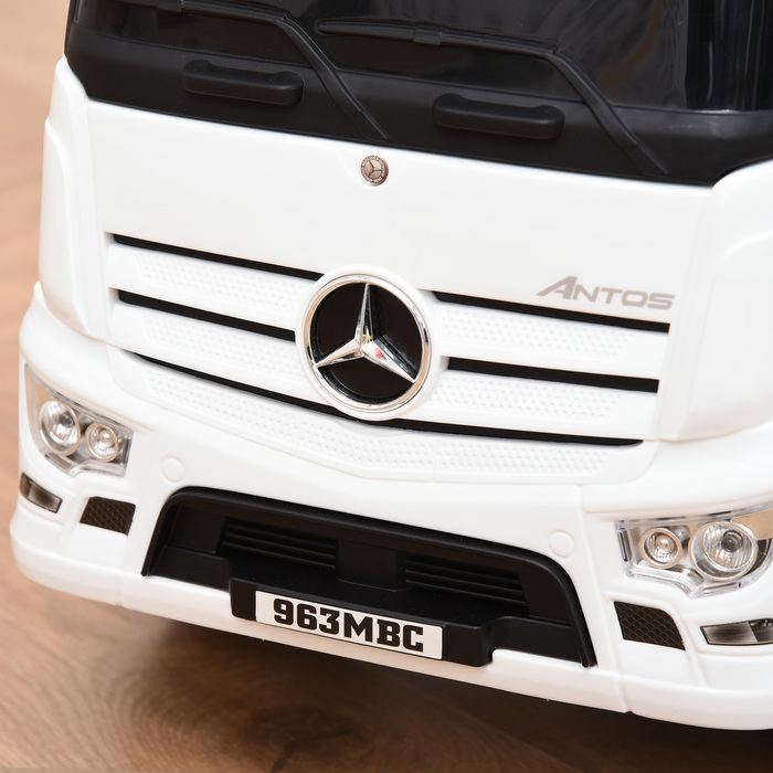 Машинка-каталка Mercedes ANTOS: ліцензована іграшка для дітей 12-36 місяців. Стиль вантажного автомобіля ANTOS, з підсвіткою. Виготовлена з металу та PP-пластику. Колір: білий+чорний. Розміри: 62,5 x 28,5 x 45 см.