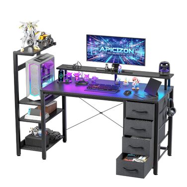 Ігровий стіл APICIZON 150 см з поличкою, підставкою під монітор та RGB-підсвіткою, чорний. Комп'ютерний стіл з USB, тримачем для навушників та підставки для чашки, карбоновий дизайн