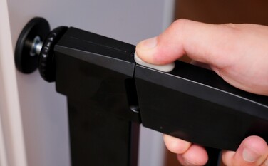 Розпірна захисна огорожа Maxigate для дверей та сходів, з розширювачами, чорна