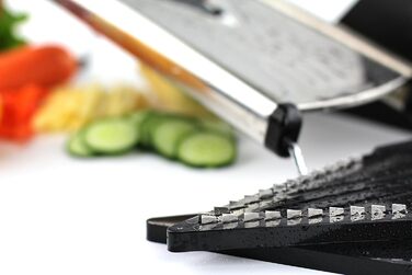 Мандоліна для нарізання овочів Chef's INSPIRATIONS з V-подібною лезою, овочевий терт, слайсер та джигунер. В комплекті 6 насадок, щітка для чищення та захисний рукавичка. Нержавіюча сталь.
