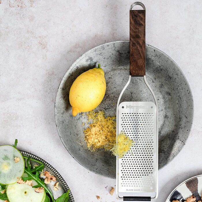 Терка Microplane Master для цитрусових, твердого сиру, імбиру, шоколаду та мускатного горіха, дрібна, з ручкою з горіхового дерева, леза з нержавіючої сталі, вироблено в США