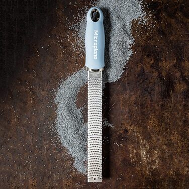 Терка Microplane Zester для цитрусових, пармезану, імбиру, шоколаду та мускатного горіха, з тонкою лезом з нержавіючої сталі, синя, 325x35x30 мм, вироблено в США