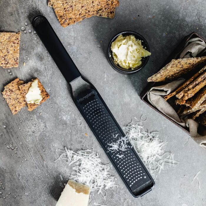 Терка кухонна Microplane Grob з нержавіючої сталі, Made in USA, для сиру, моркви, імбиру, кокосу та хріну, серія Black Sheep (чорна, цитрус)