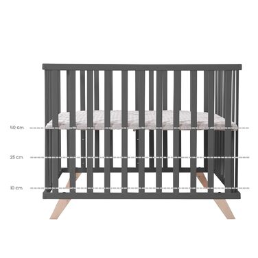 Дитячий манеж roba 75x100 см з вкладкою Lil Planet, сірий, сертифікати GOTS і Oeko-Tex 100, 3-рівневе регулювання висоти, дерев'яний антрацитовий