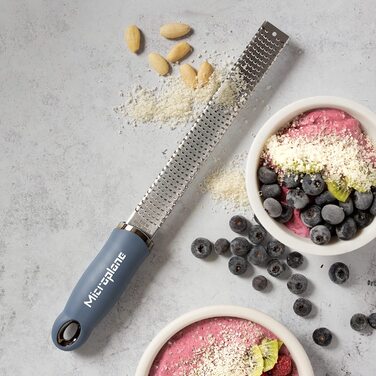 Терка Microplane для цитрусових, пармезану, імбиру, шоколаду та мускатного горіха, з дрібною лезом із нержавіючої сталі, синя, вироблено у США, 325×35×30 мм