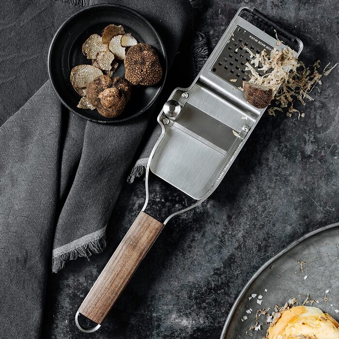 Трюфельна терка Microplane Master з ручкою з волоського горіха та лезами з нержавіючої сталі, для трюфелів, твердого сиру, часнику, грибів і шоколаду, вироблено в США