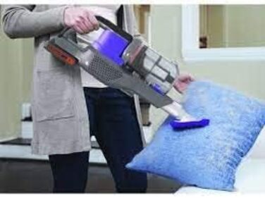 Пилосос Black+Decker 4-в-1 акумуляторний для прибирання шерсті тварин, 18В, 2.0Аг, безмішковий, ручний і вертикальний, електрощітка для шерсті, насадка для щілин, зарядний пристрій та настінне кріплення, модель BHFEV182CP 2019 року