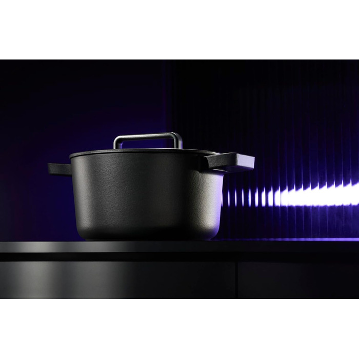 Жаровня WMF Flavour 24 см з чавуну, емальована, для індукції, чорна, з кришкою з конденсаційними виступами, сучасний дизайн