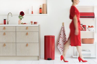Педаль для сміття 30 л Silent Red NewIcon Brabantia