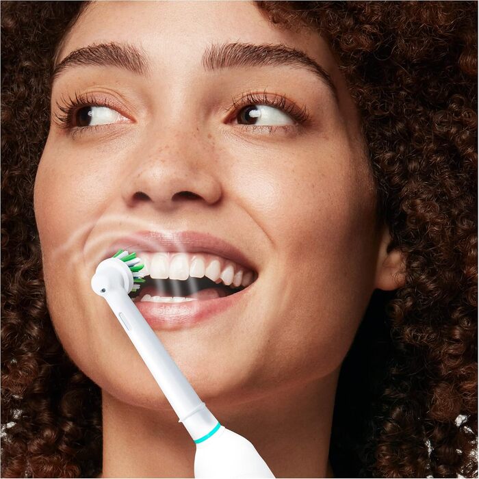 Електрична зубна щітка Oral-B Pro 1 750 від Braun, біла (1 насадка, дорожній футляр)