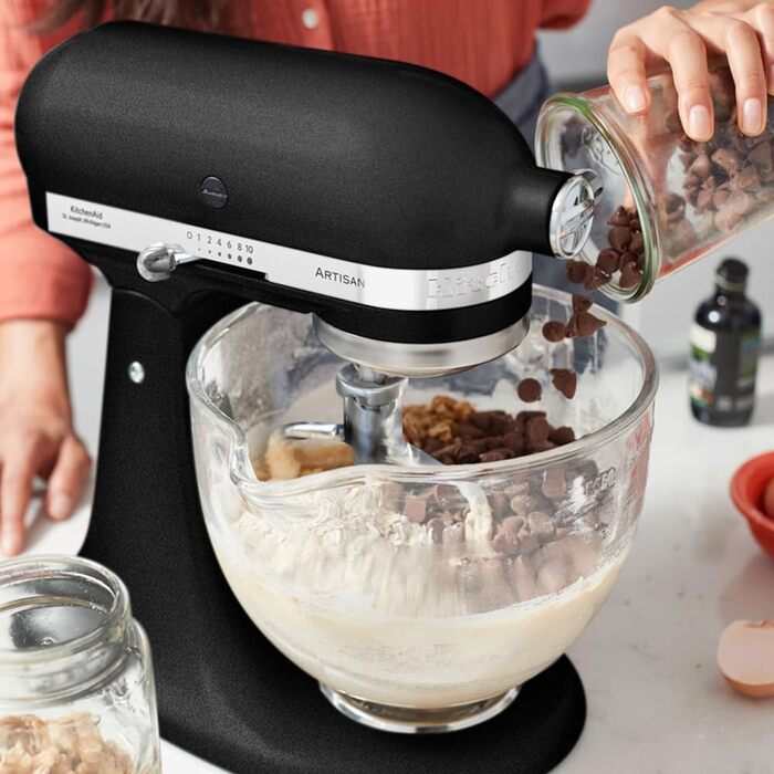 Кухонна машина KitchenAid Artisan: планетарний міксер з чашами 4.8 л та набором насадок із нержавіючої сталі, чорний чавун