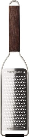 Терка Microplane Master для цитрусових, твердого сиру, імбиру, шоколаду та мускатного горіха, дрібна, з ручкою з горіхового дерева, леза з нержавіючої сталі, вироблено в США