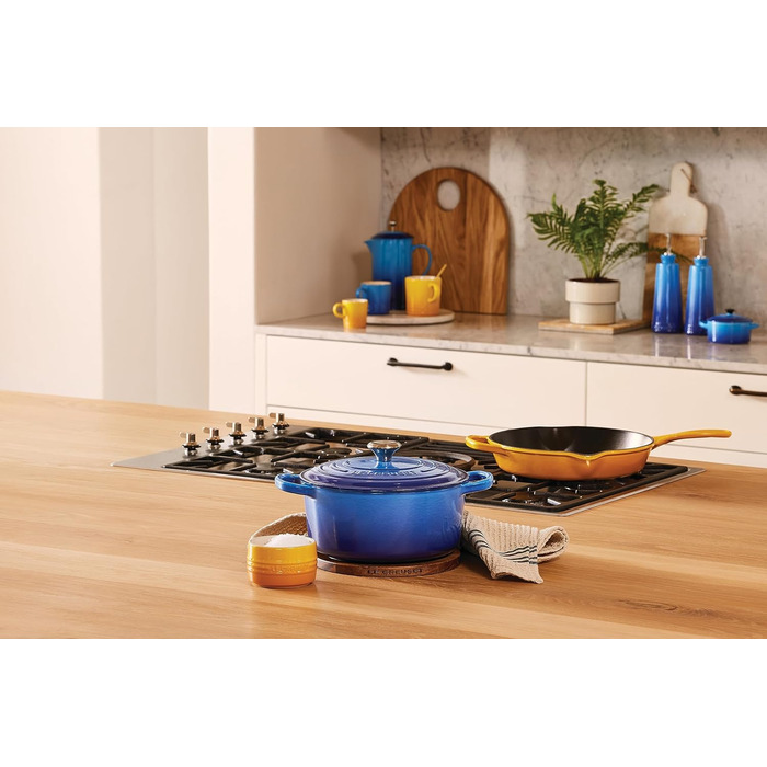 Le Creuset Signature висока сковорода-каструля з чавуну, 26 см, 2 л, для всіх плит і духовок, колір Nectar