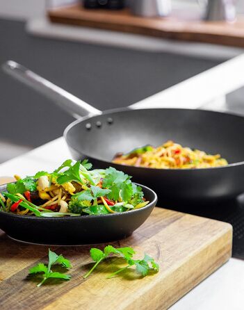 Wok MasterClass 30 см, 2 мм, вуглецева сталь, антипригарне покриття, сталевий ручка, для індукції, до 250°C