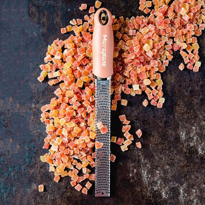 Терка Microplane для цитрусових, сиру, імбиру, шоколаду та мускатного горіха, з дрібною лезом із нержавіючої сталі, колір кориця-оранж, 325×35×30 мм, вироблено у США
