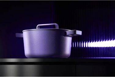 Жаровня WMF Flavour 24 см, чавунна, індукційна, емальована, фіолетова, з кришкою з конденсаційними краплями, сучасний дизайн